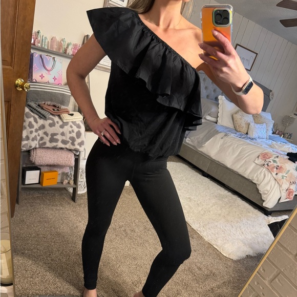 Two off shoulder ruffle tops black & white - Picture 4 of 8